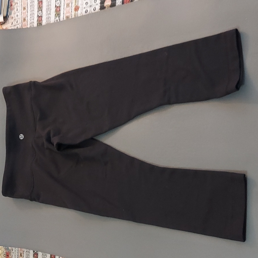 LULULEMON SIZE 4 CAPRIS